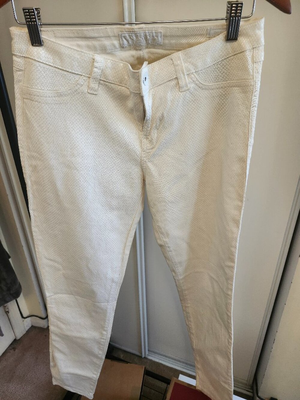 GUESS TEXTURED JEANS SNAKE SKIN  WHITE  SIZE 30